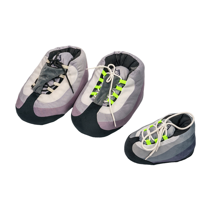 Kulay abong sporty na plush na sapatos
